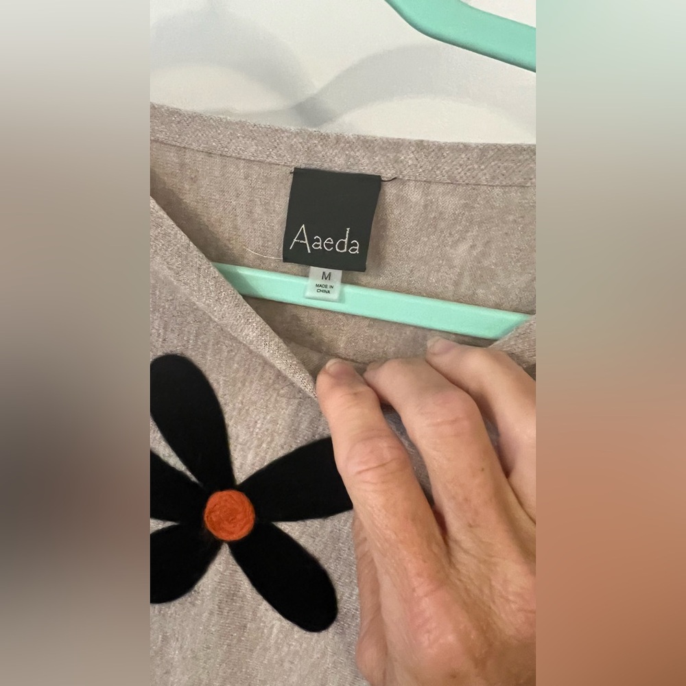Aeda Tan Sweater with Floral Design - Picture 4 of 6